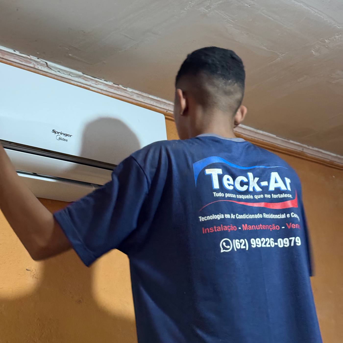 Técnico Teck Ar com uniforme identificado